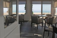 Bar del Hotel Rocatel con vistas a la playa Cavaio de Canet de Mar