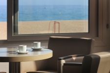 Bar del Hotel Rocatel con vistas a la playa Cavaio de Canet de Mar